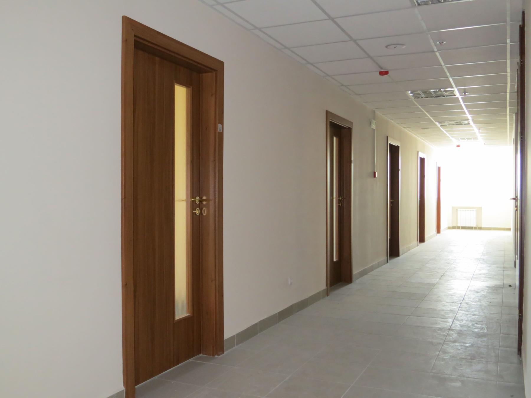Двери Benefit в коридоре бизнес-центра "Ленинград"